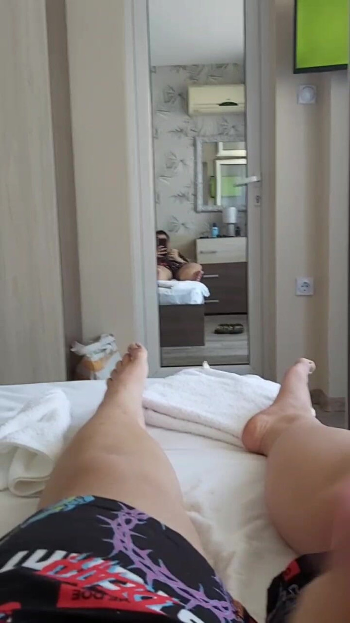CockyBoy7: Masturbandose en la habitación del hotel