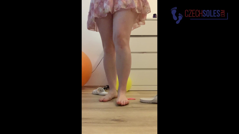 Czech Soles - foot fetish content: Stopy i balony miażdżące