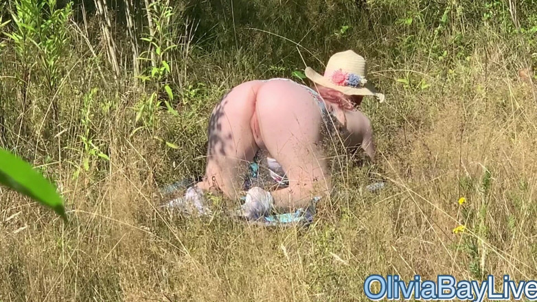 Olivia Bay: Kijken naar een zonnebadend meisje met enorme tieten! Ze wil...