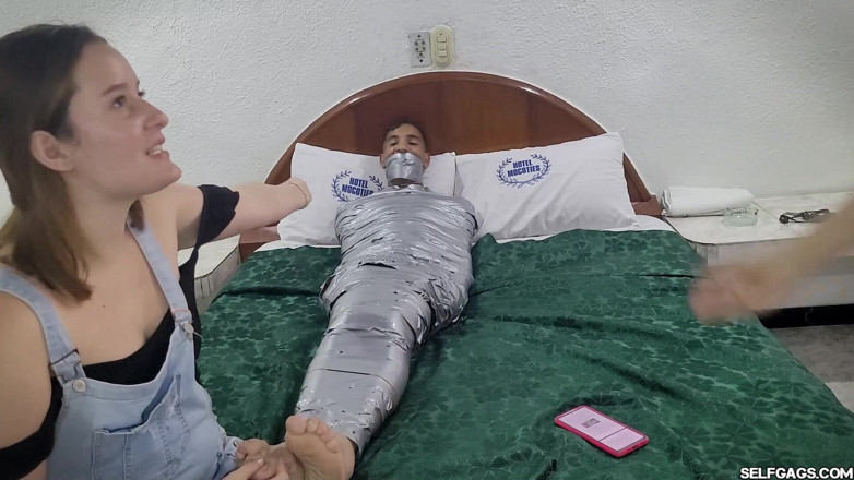 Selfgags femdom bondage: Femdom Revenge: Zdradzający chłopak zmumifikowany, dziewczyna wykręcona