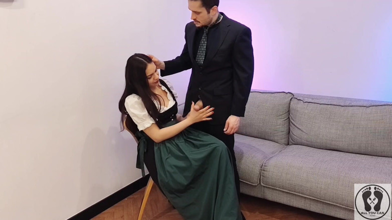 All You Can Fetish: Ана Спірс дрочить сперму члена свого боса на фартусі Dirndl