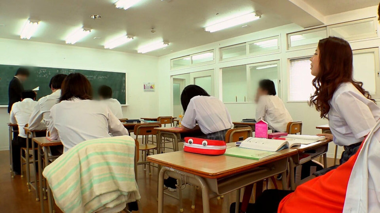 DOC channel: 彼女の友達の目の前に忍び込み、彼らの目の前で彼女のアソコを挿入!パート3