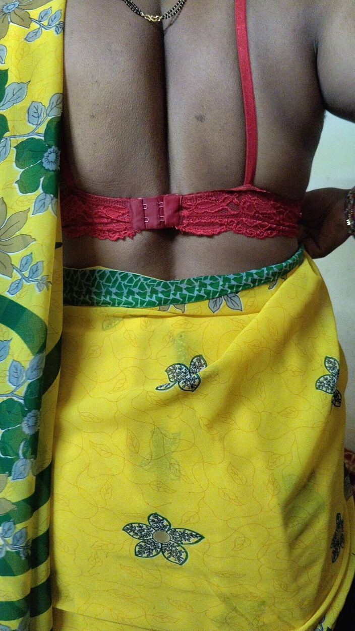 saira454: Desi Saira Yellow Saree em casa sozinha fingaring