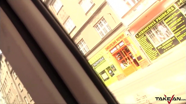Take Van: Une fille à lunettes à forte poitrine invite un amateur à baiser dans...