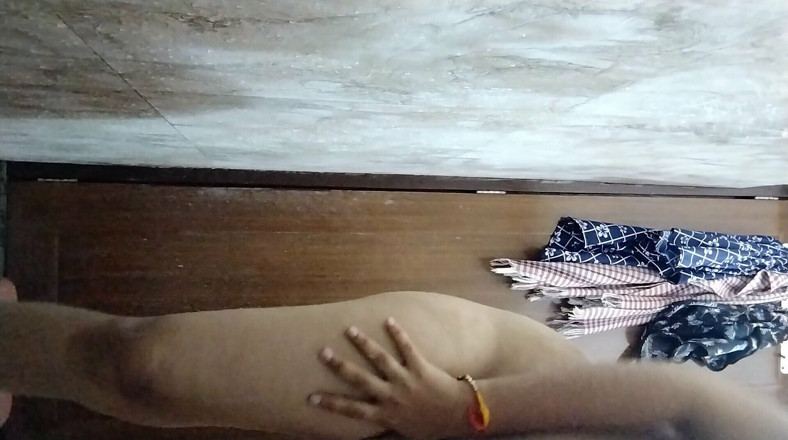 Riyathakur: Adik tiri India menjolok dubur di bilik air awek desi...