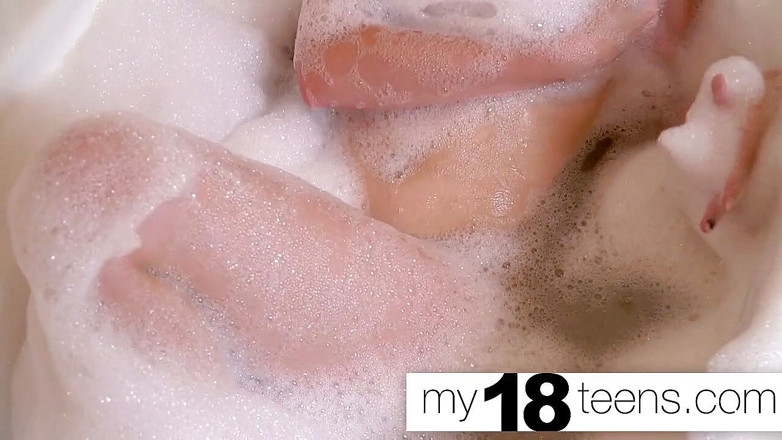 My 18 Teens: MY18TEENS - руда грає в пизду і пестить груди в піні - фут фетиш