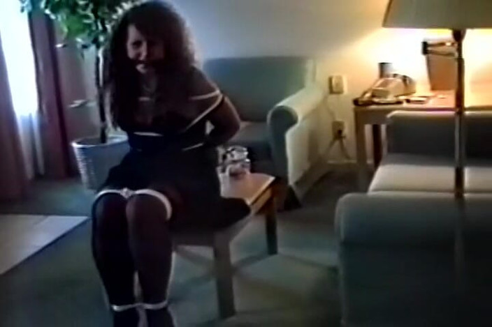 Club of Bondaged Babes: Deze babe in zwarte jurk geniet ervan om vastgebonden te...