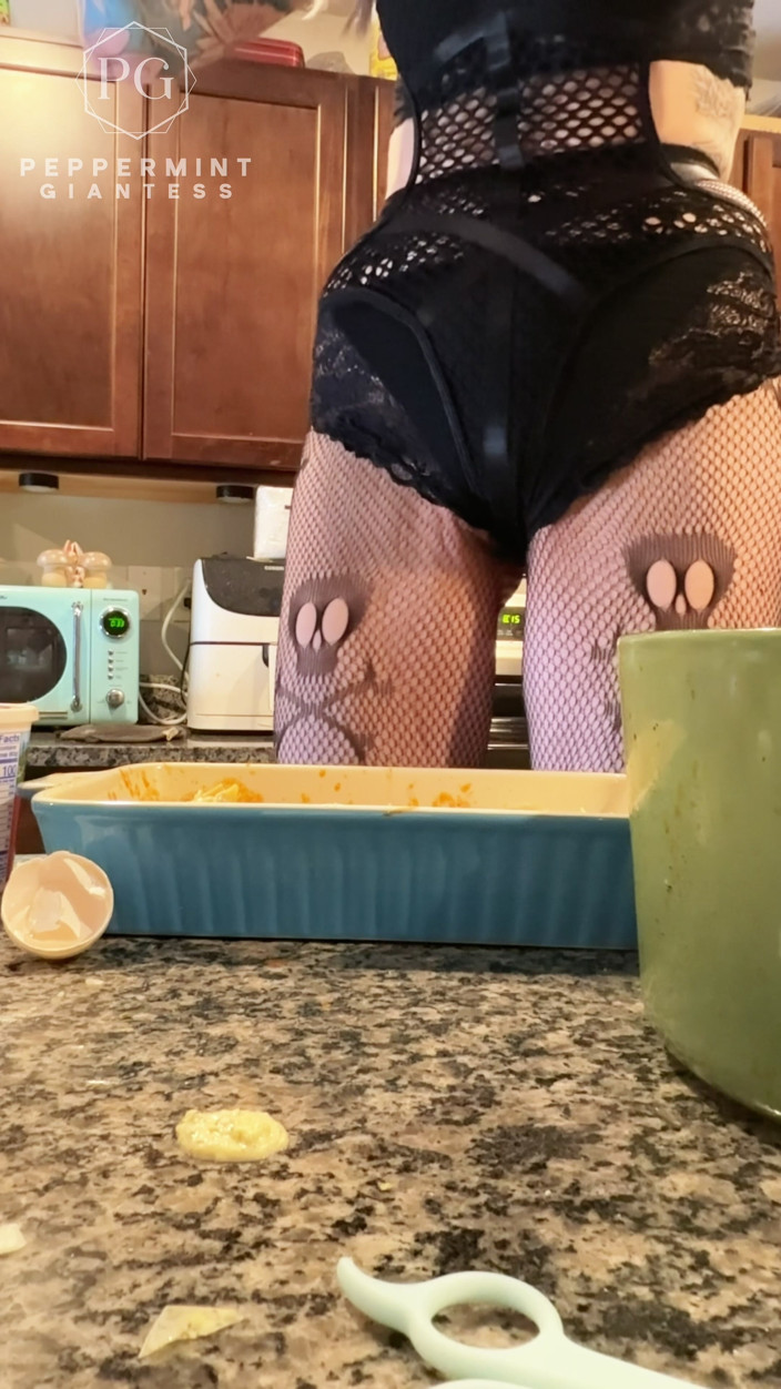 Peppermint Giantess: 7'3 La géante de la menthe poivrée fait des coquilles...