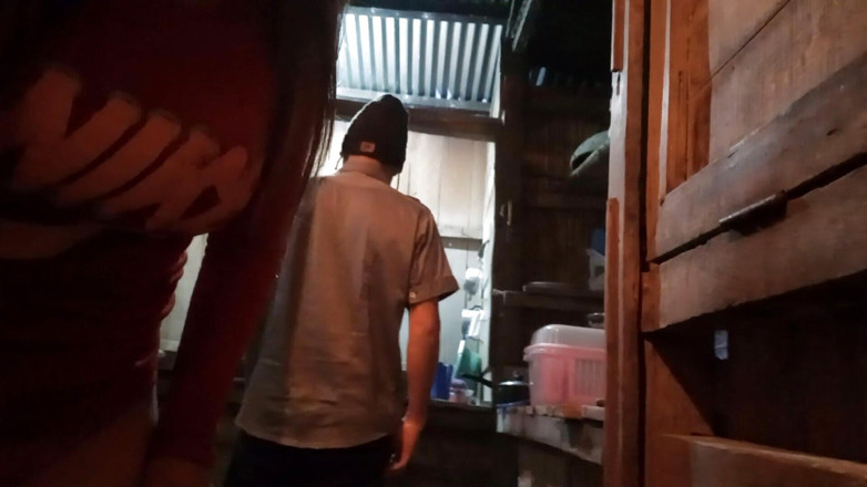 Martin13: Hijastro mira a la madrastra vestida sexy haciendo el almuerzo...