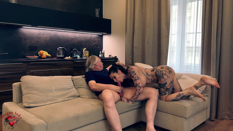 Megan Inky: Megan Inky fode um velho em sua casa no sofá