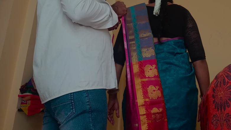 Magilmathi: Des hommes sur mesure baisent une cliente mariée