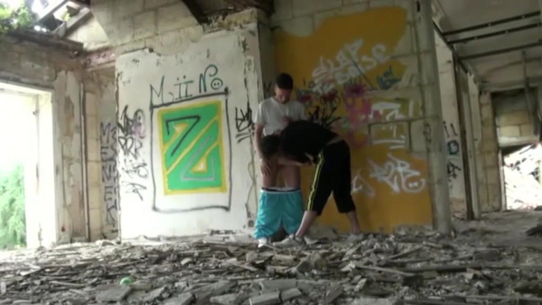 YOUNG FRENCH DUDES FUCKERS: Jovem rapaz escaldante fodendo oudoor