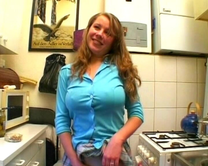 Busty German Sluts: Studentă care suge pula Bae din Germania are parte de...