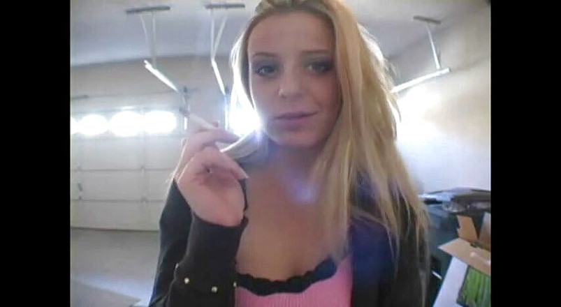 Femdom Austria: Блондинка сука курить сигарету в відео крупним планом