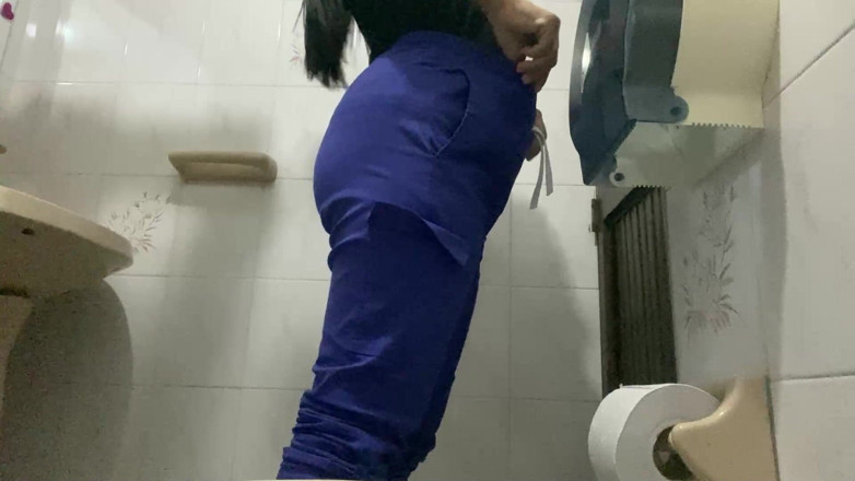 irina69star: Une infirmière piégée dans la salle de bain en train...