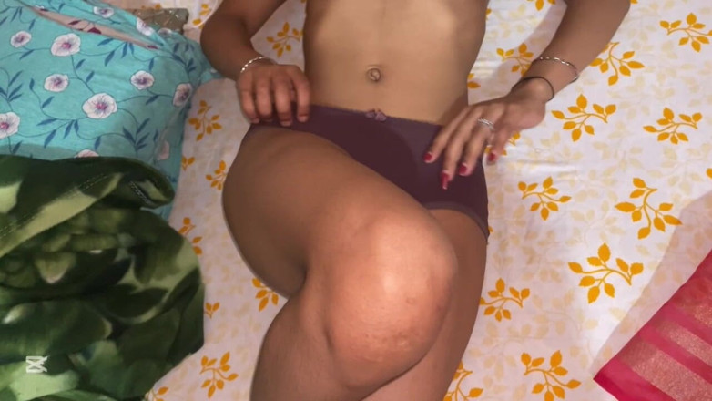 DEVIL ROBERT: Indische Desi-vrouw met rode saree die er zo erg heet...