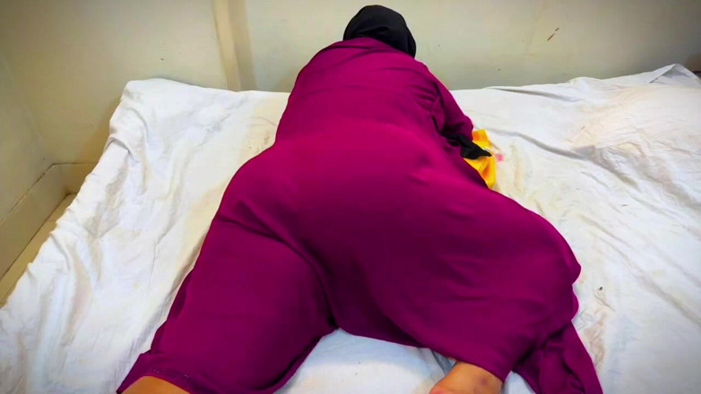 Your Boy's Cum: 黎巴嫩热辣女仆在床上休息，我看到她的大屁股与浮肿的屁股并开始手淫