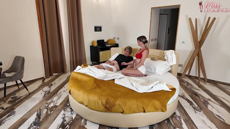 MissLeggings: 역겨워하는 이모가 어린 조카가 이불 속에서 찍은 사진을 보며 자위하는 것을 발견한다