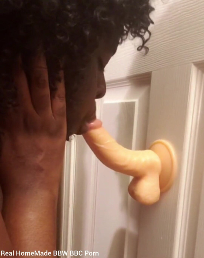 Super sexy ebony cuties: Latihan sepong kontol pakai dildo