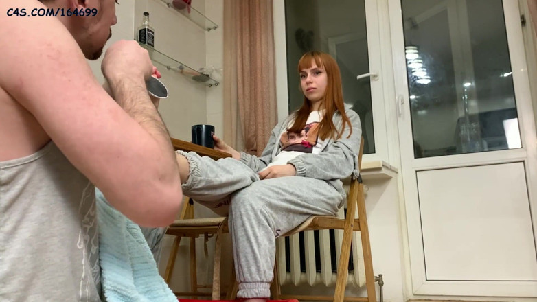 Petite Princesses Femdom: Любительське справжнє фемдом ноги servitude - протирає стопний пил ніг господині Кірі
