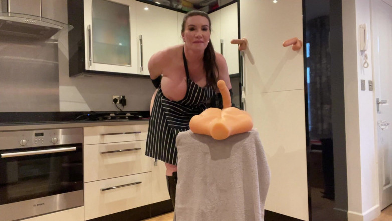 Sophie James: De smerigste stiefmoeder diep in keel schortslet die er is!!