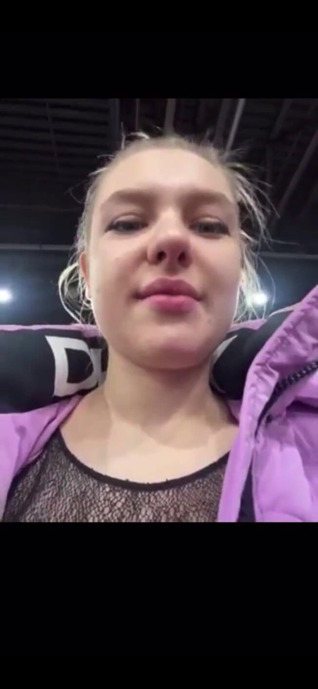 JuiceLussie: Masturbace a vibrační kundička v šatně