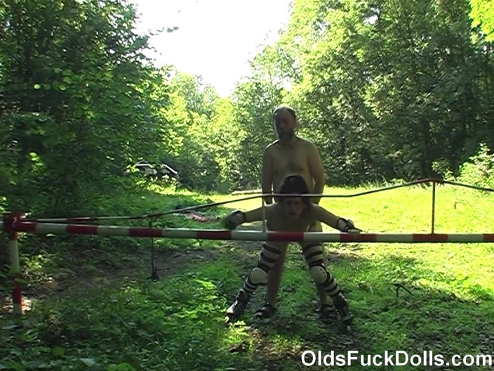 Olds Fuck Dolls: Olds fuck dolls - 프라하 근처에서 어린 돼지 Lara Crow와 섹스하는 늙은 돼지 파벨 테리어