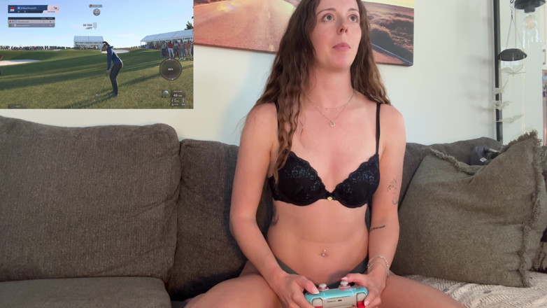 Nadia Foxx: Je joue à pga2k en essayant de ne pas jouir !