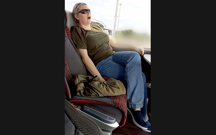 Mature_cunt: Orgasmo de piernas cruzadas en un autobús