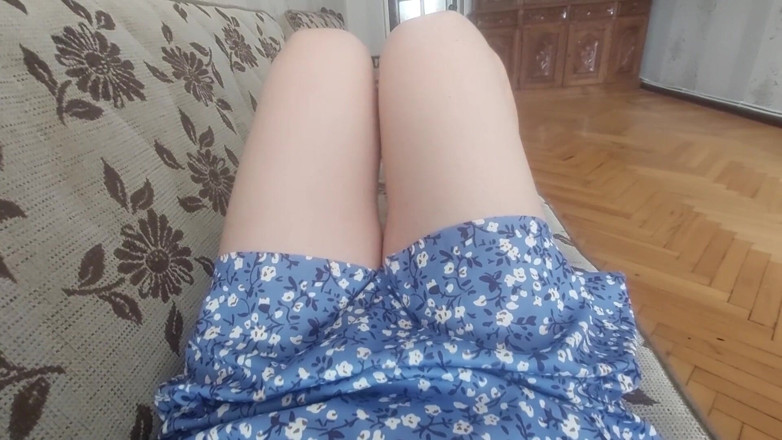 Kitty_Cross: Милий член між двома милими ногами перед кінчанням мастурбує