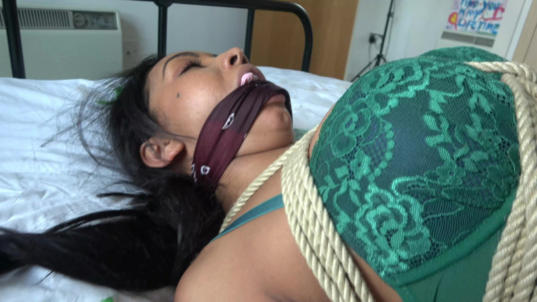 Latina Fetish: Courtney in: Hogtie Intensa da Secretária Capturada, Mordaça Cléave Recheada...