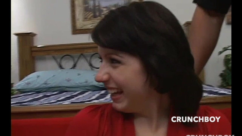 Bitch Girl Video: Viene succhiato da due ragazze