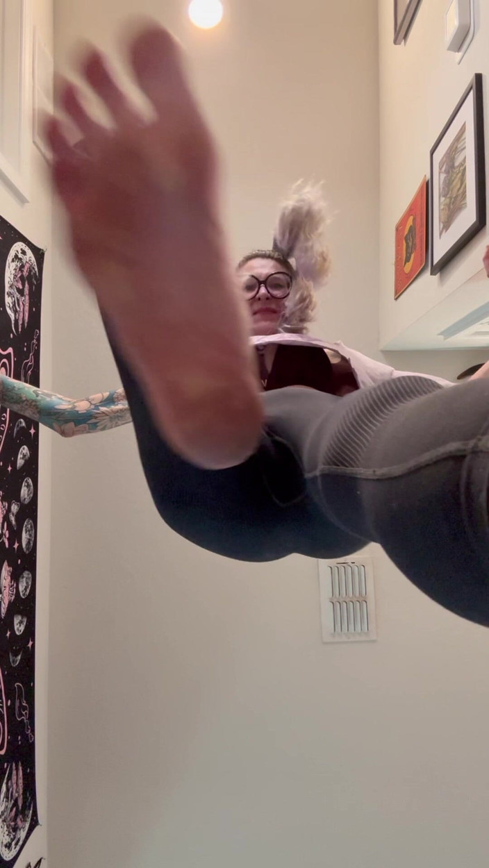 Peppermint Giantess: 67 giganta en primer plano provocando juguetonamente
