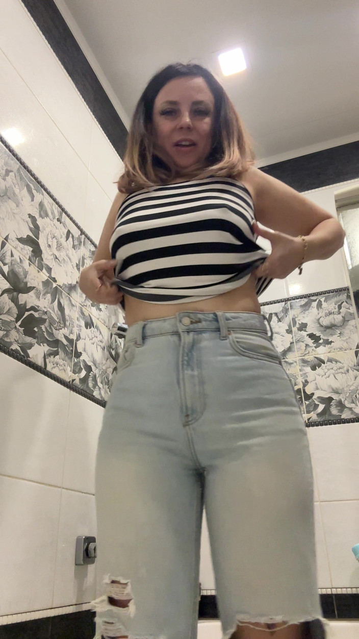 LarisaCum: Jag tar på mig blå jeans och leker med min...