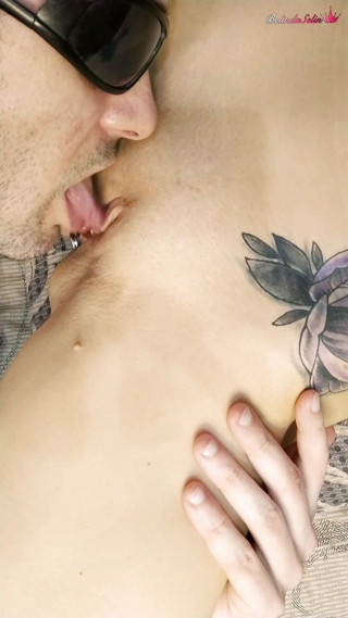Belinda Selin: Estranho de óculos lambe com habilidade a vagina apertada do melhor...