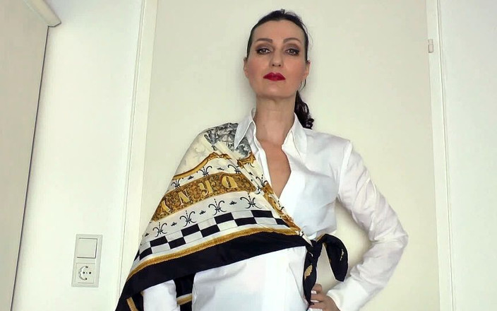 Lady Victoria Valente: Masturbation d'vêtements et avalage de sperme