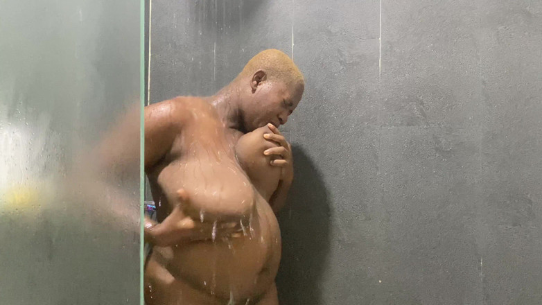 Ethanxbush: Mouillée et excitée sous la douche