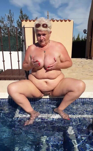 Uk Joolz: Seduta sul bordo della piscina nuda, sto solo facendo un...