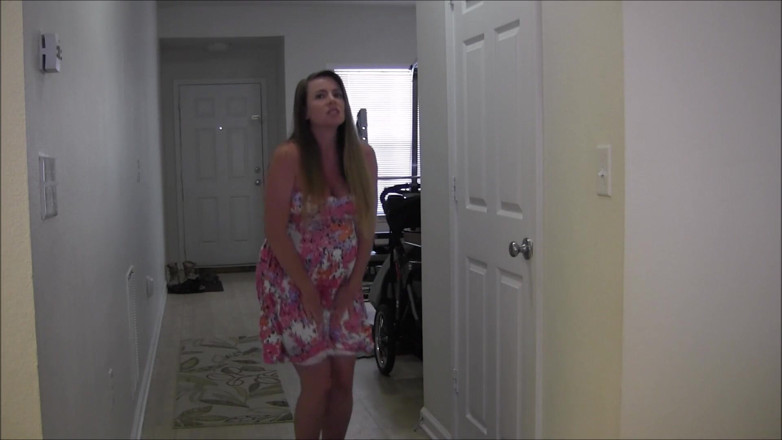 Nikki Nevada: Embarazada milf Nikki tiene que orinar pero el baño está...