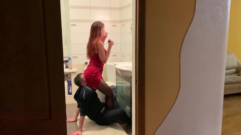 Petite Princesses Femdom: Kırmızı elbiseli sahibe Sofi sandalye kölesini kullanıyor - yüze oturma kadın...