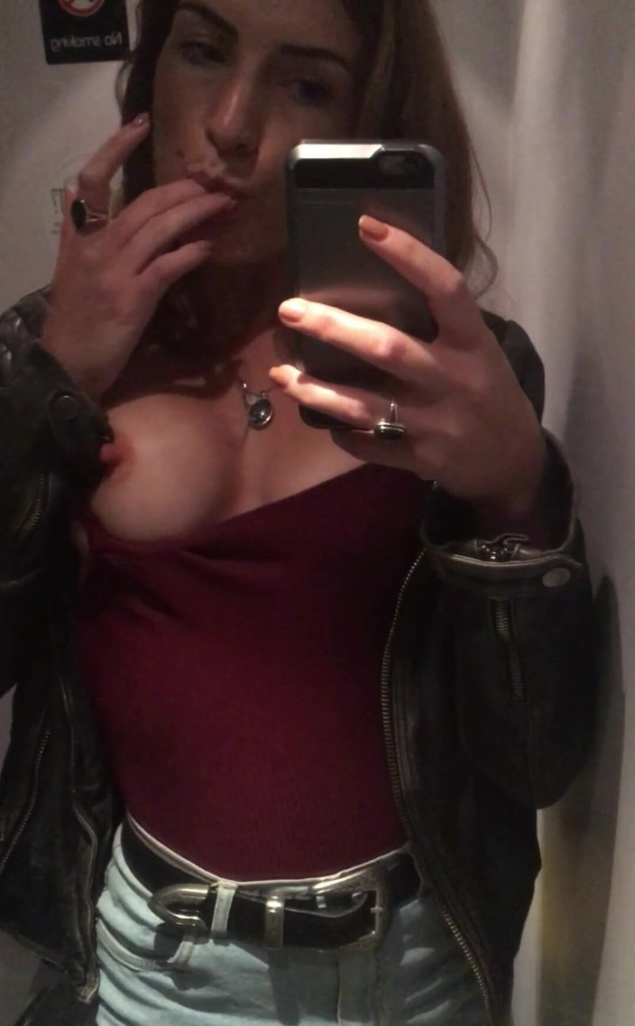 Adreena Winters: Train Loo Mirrors cocok untuk selfie seperti ini