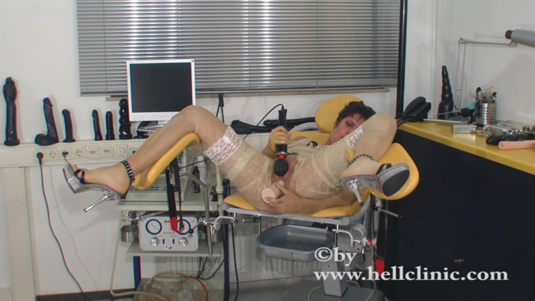 Rubber & Clinic Studio - 1ATOYS: Fisting anal pervers sur le gynchair en latex