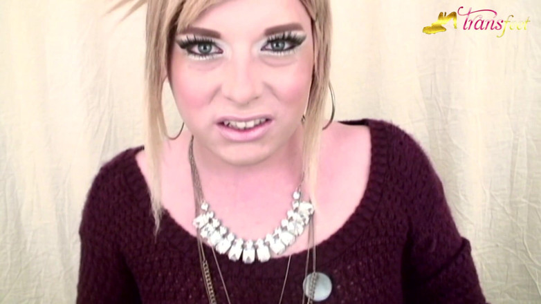 Trans and Cross-Dressers Feet: Blonde tranny Mallory and her beautiful pink nails