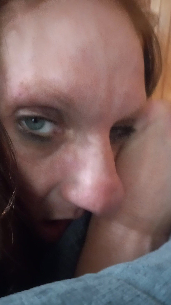 Big Red and her Pretty Kitty: Le rouge se fait prendre comme une bonne salope exploitée