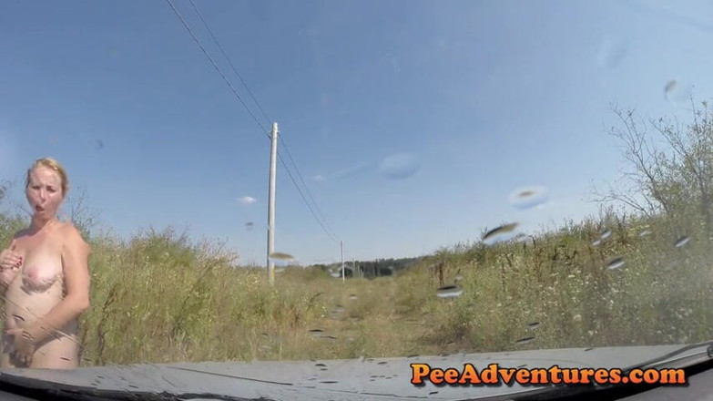 Pee Adventures: Blonde Kencing Di Atas Windshield (Pemandangan Dari Dalam Kereta)