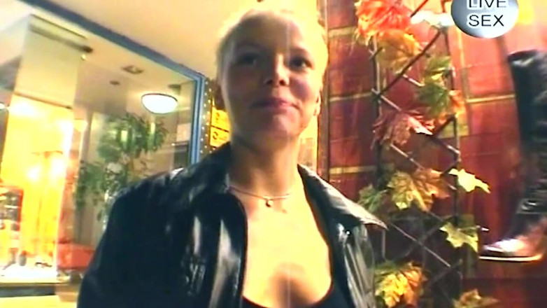 Onlyxfans: Si blonde matang Vixen Deepthroat dildo dan jari direndam pepek