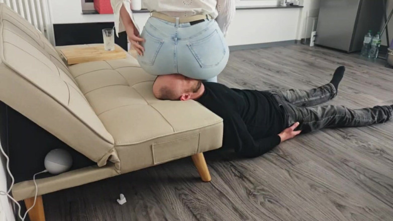 Lizzy Crush: Big Jeans Booty Facesitting - Tiada Pelarian