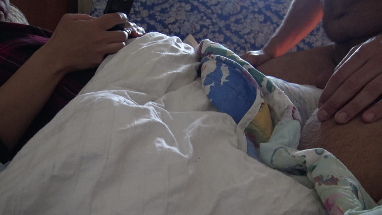 Stepmom Susan: Tabù estremo: il figliastro si masturba e eiacula nella sua...
