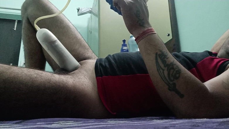 Rajasthani-old-lover: Un oncle indien policier desi se repose et se masturbe