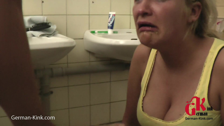 German Kink: 화장실에서 금발 창녀를 위한 딥쓰롯 액션